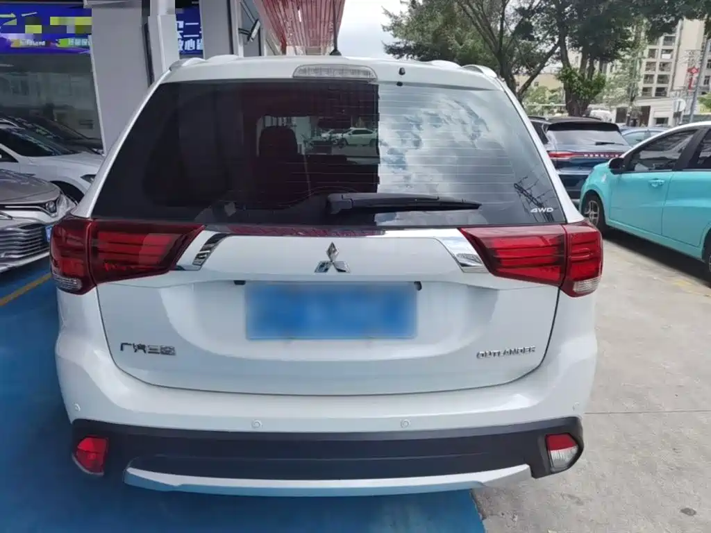 MITSUBISHI OUTLANDER