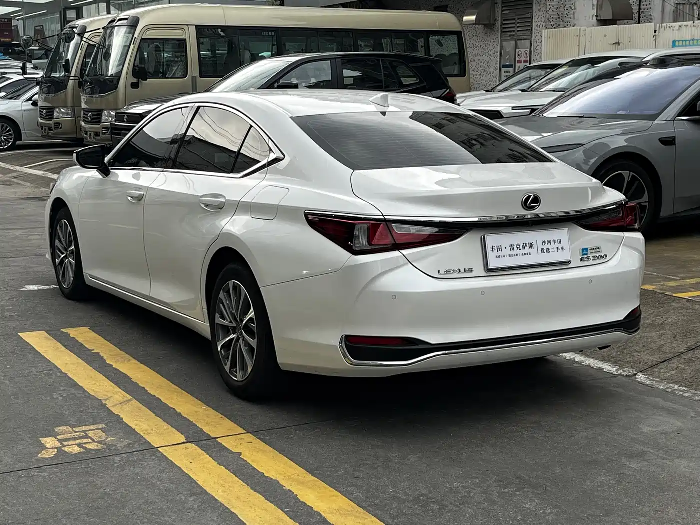Lexus ES 2022 200 Excellence Edition фото 8