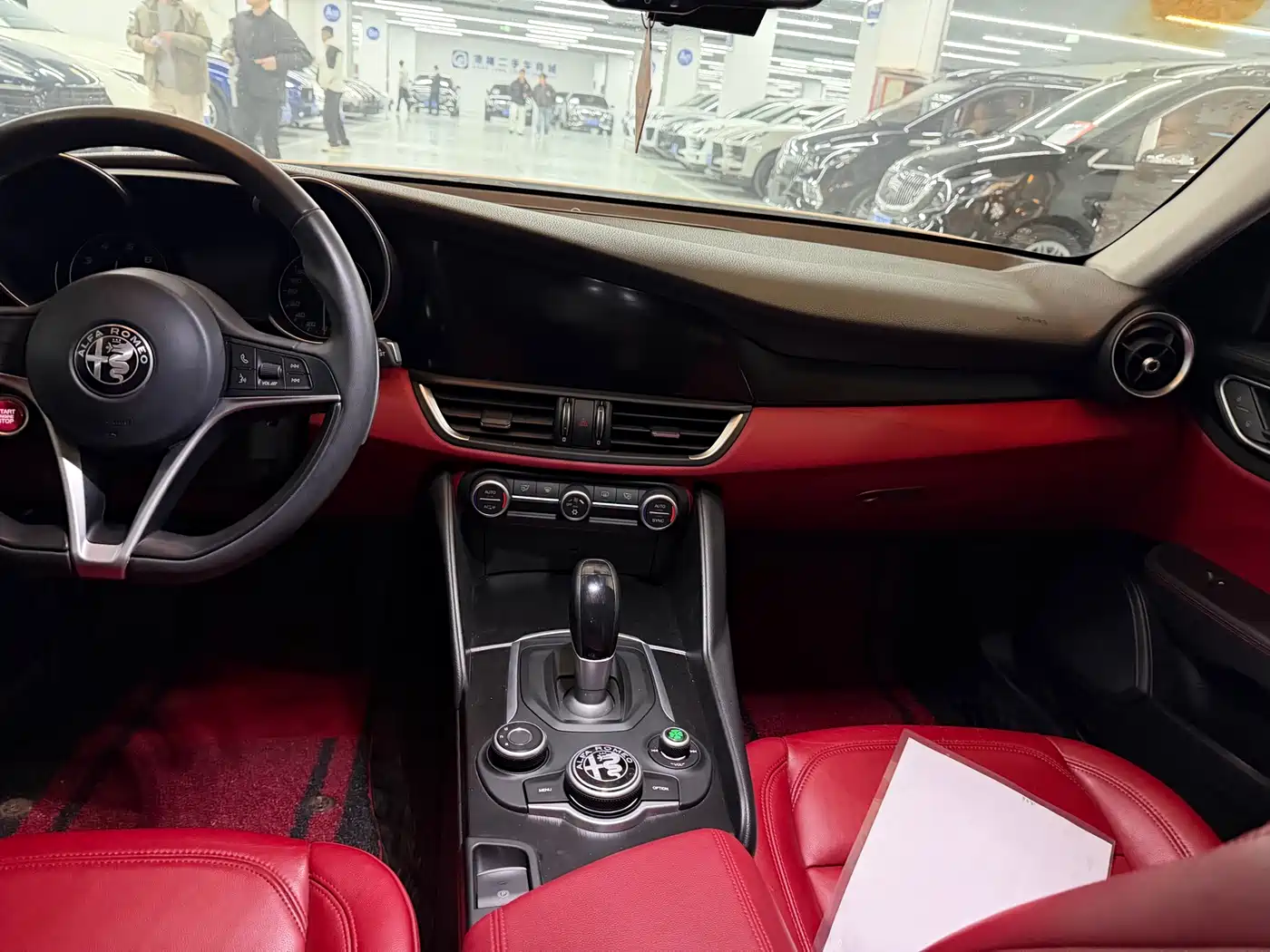 Alfa Romeo Giulia 2017 2.0T 280HP Luxury Edition фото 4