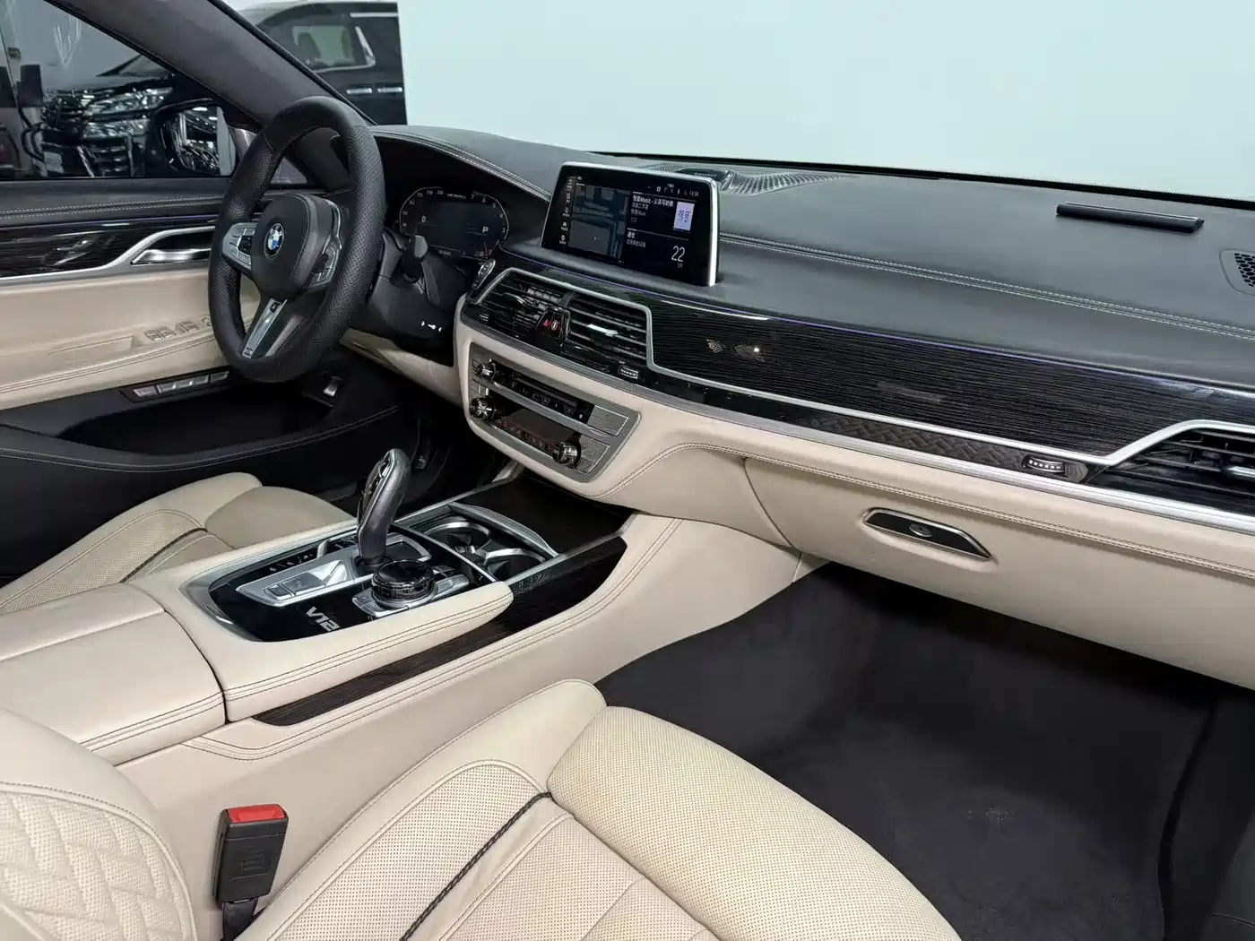 BMW 7 Series 2017 M760Li xDrive фото 11