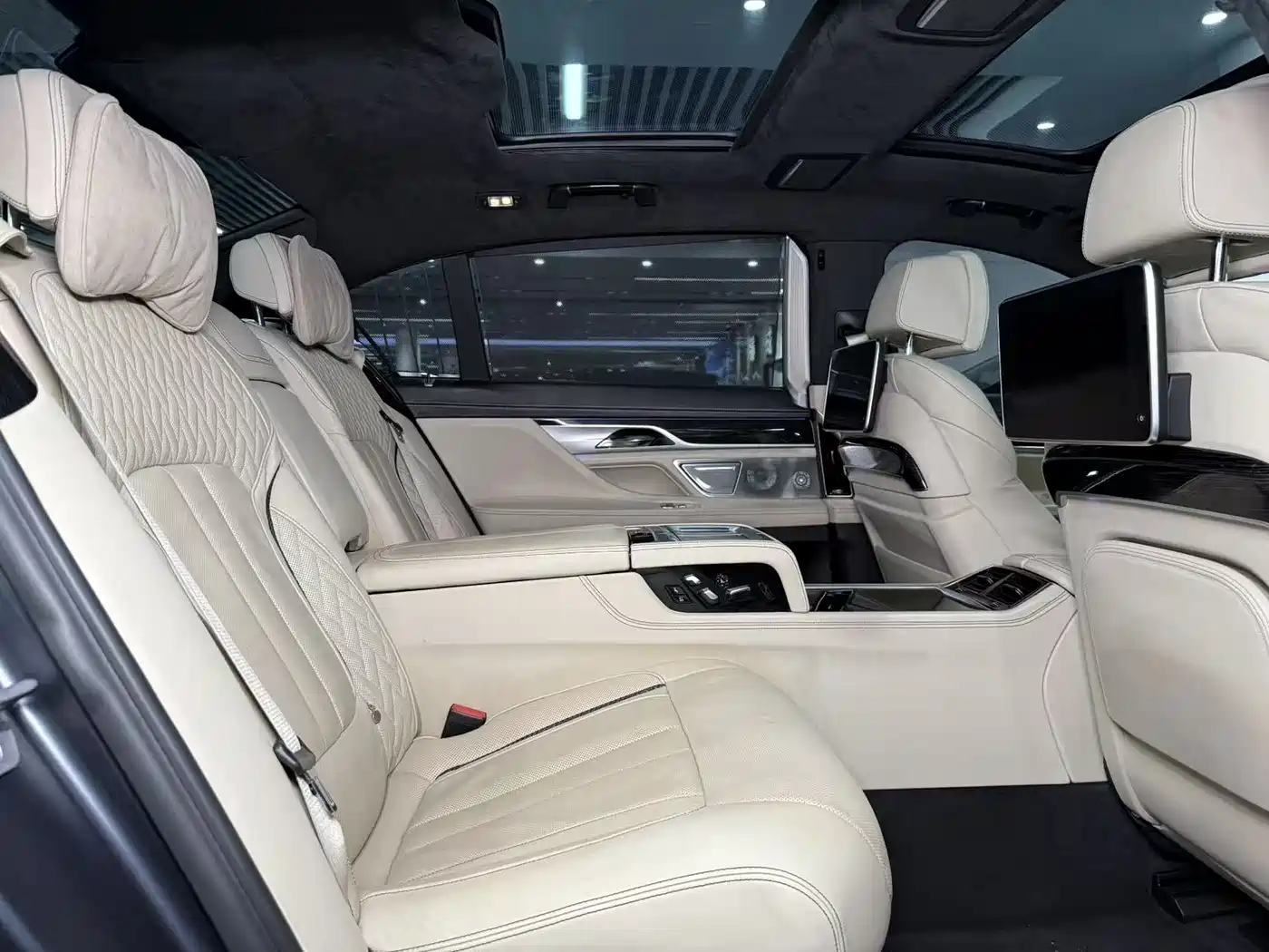 BMW 7 Series 2017 M760Li xDrive фото 13