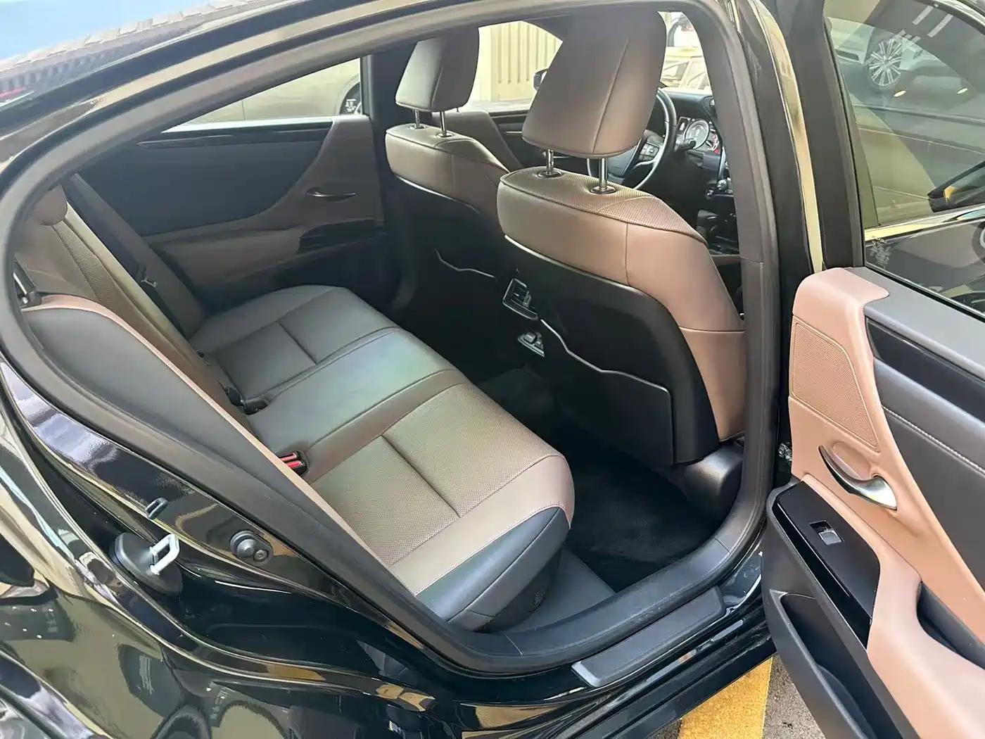 Lexus ES 2021 300h Excellence Edition фото 16