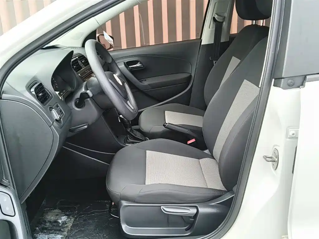 Volkswagen Polo 2016 1.4L Automatic Trend фото 15