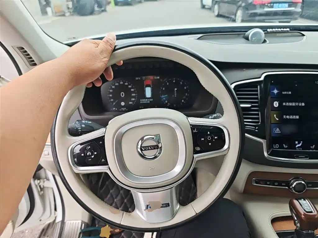Фото 11 - Volvo XC90