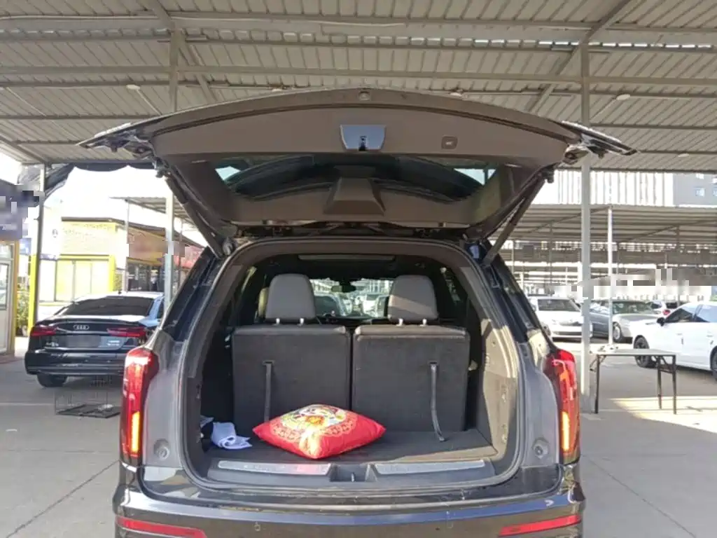 Фото 19 - Cadillac XT6