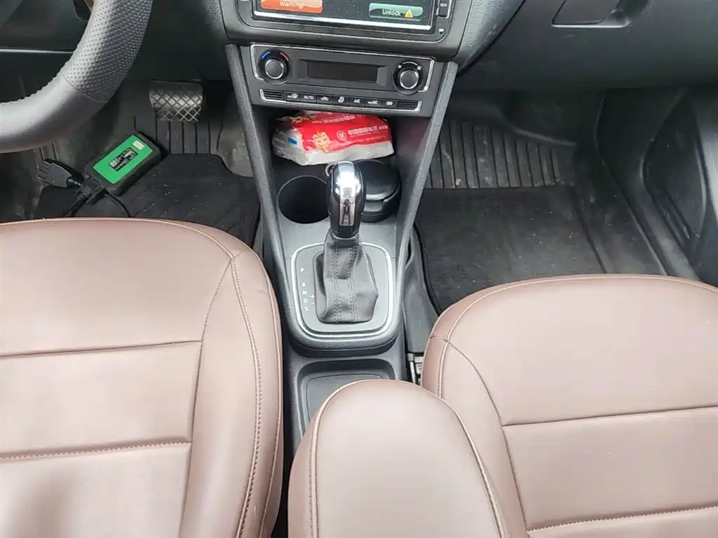 Volkswagen Polo 2014 1.4L Automatic Comfort Edition фото 14
