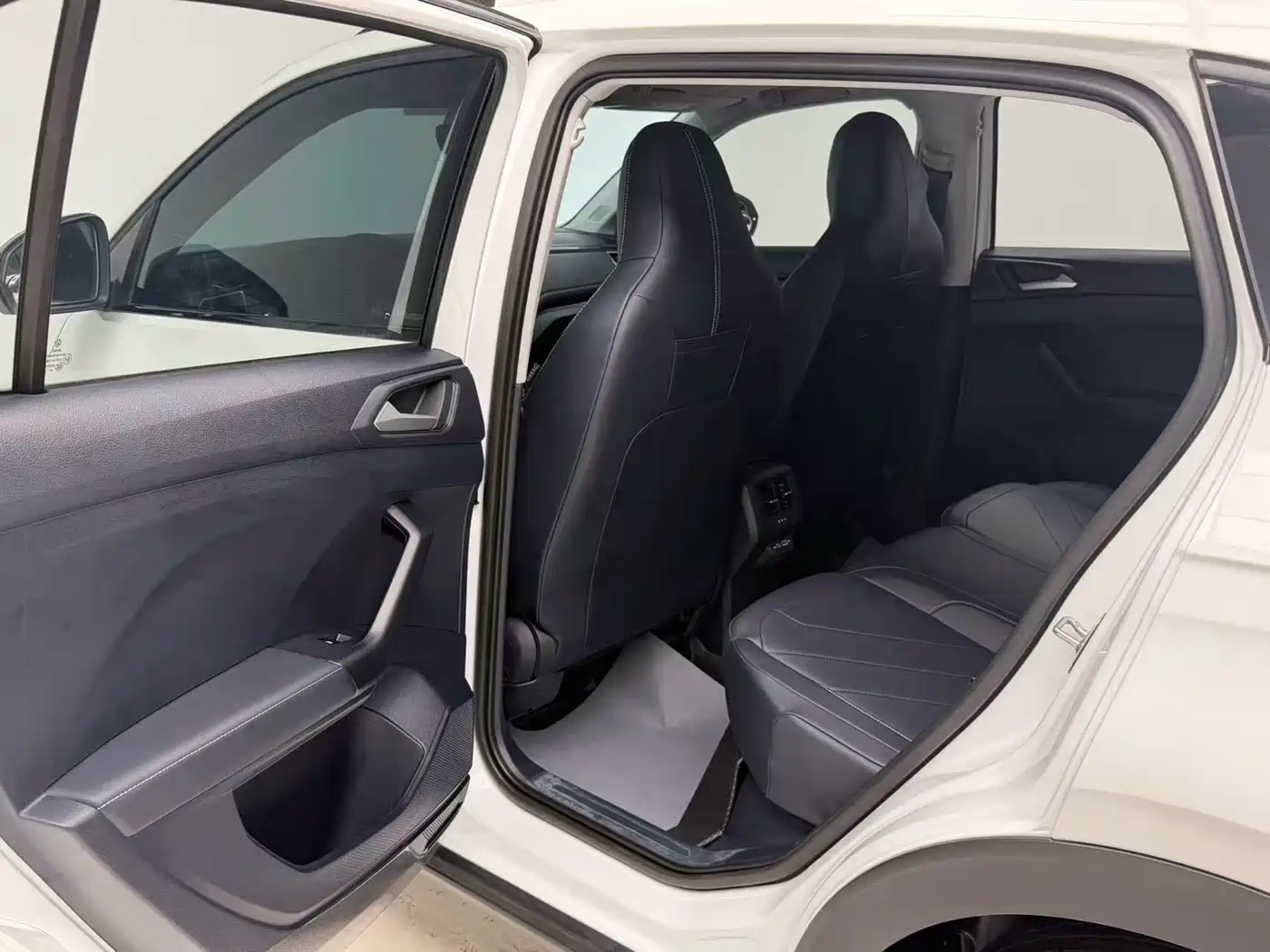 Volkswagen Tharu 2025 New Edge 300TSI Enjoyment Edition фото 13