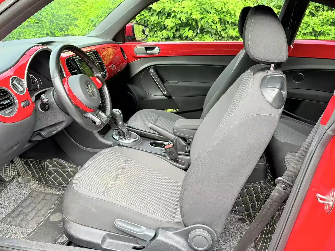 Volkswagen Beetle 2016 Model 180TSI Club Edition фото 4