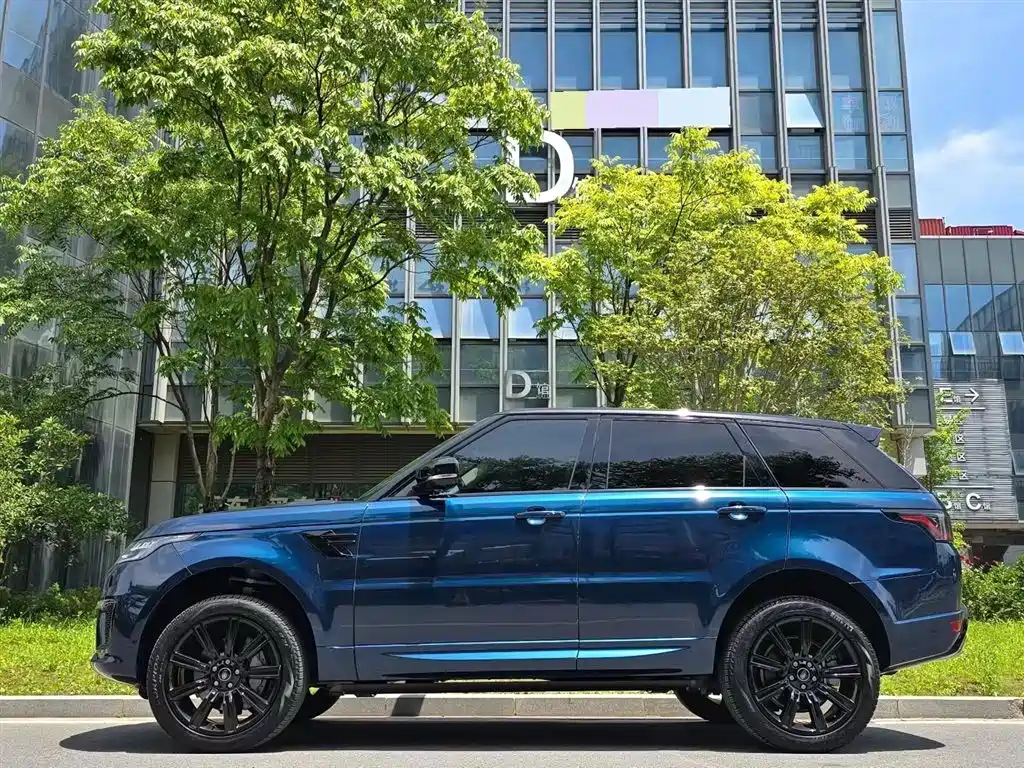 Land Rover Range Rover Sport 2022 3.0 L6 Indigo Flowing Light Edition фото 2