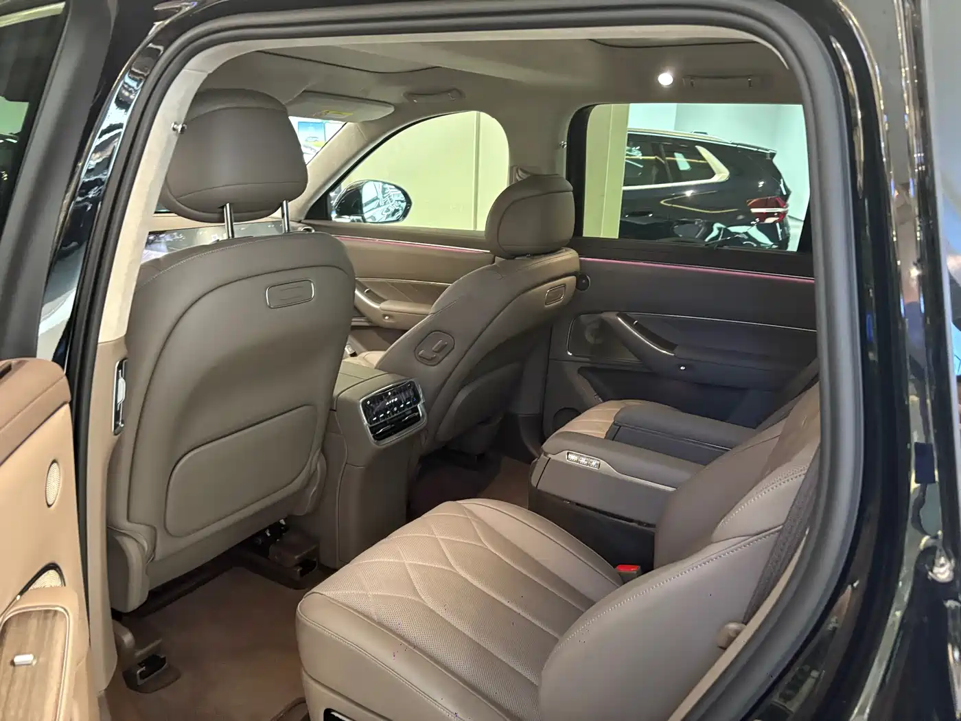 AITO Wenjie AITO M8 2025 Model Extended Range Max+ Edition 53.4kWh 6-Seater фото 7