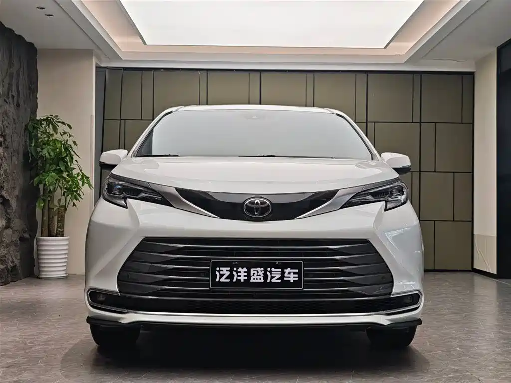 Toyota Sienna 2024 2.5L Hybrid AWD Luxury Edition фото 2