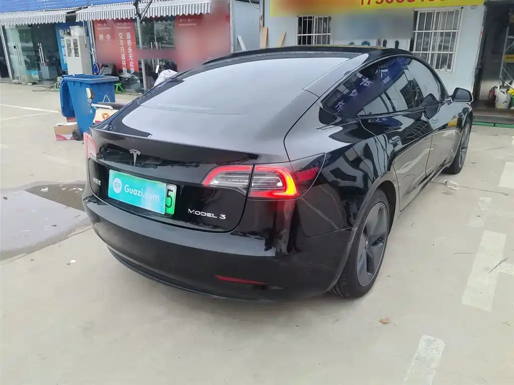 TESLA MODEL 3