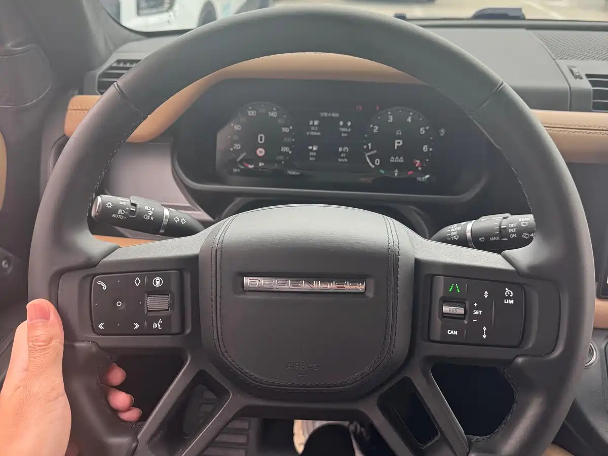 Land Rover Defender 2025 110 3.0T P400 -Dynamic HSE фото 4