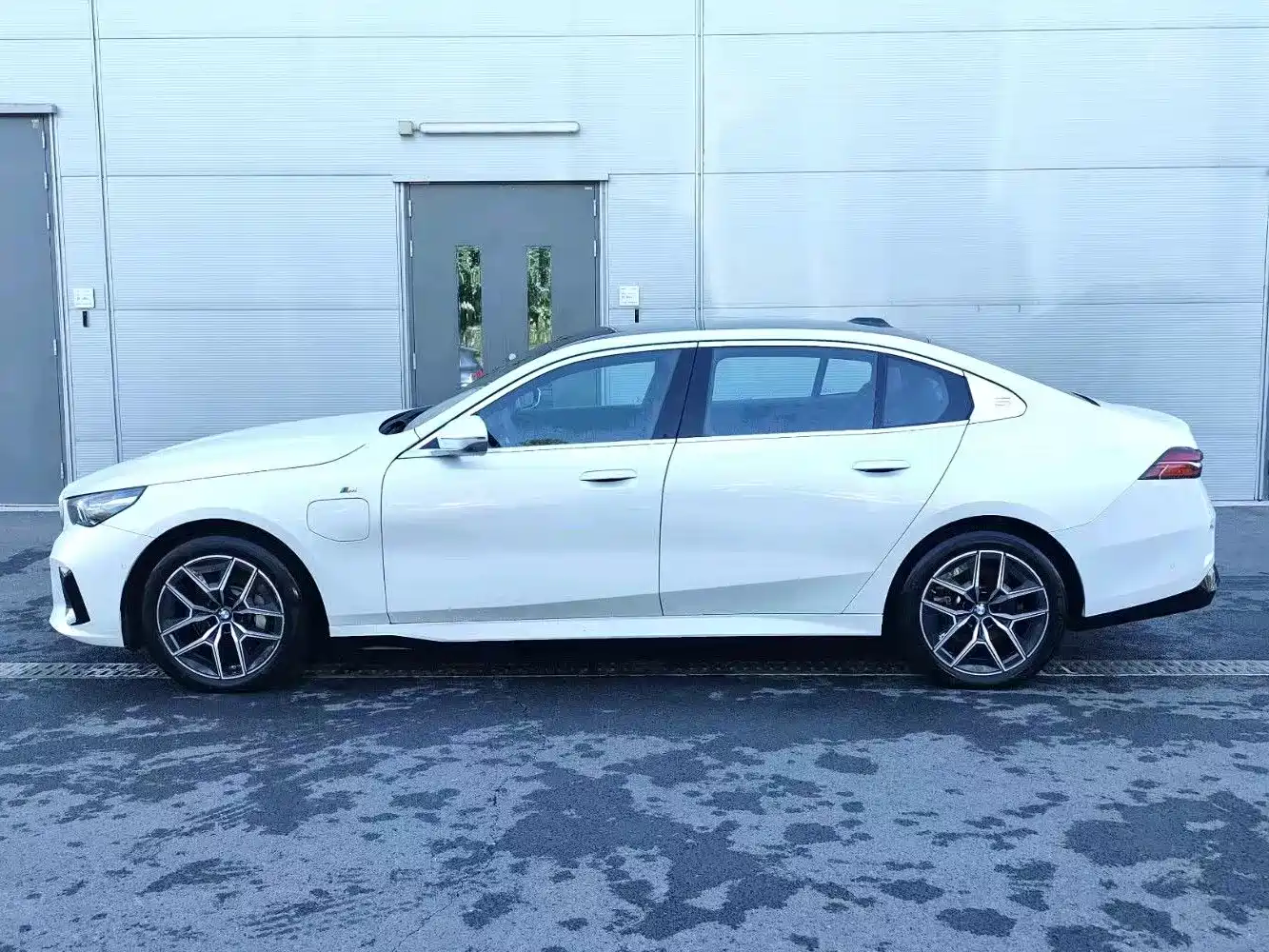 Photo 4 - BMW i5