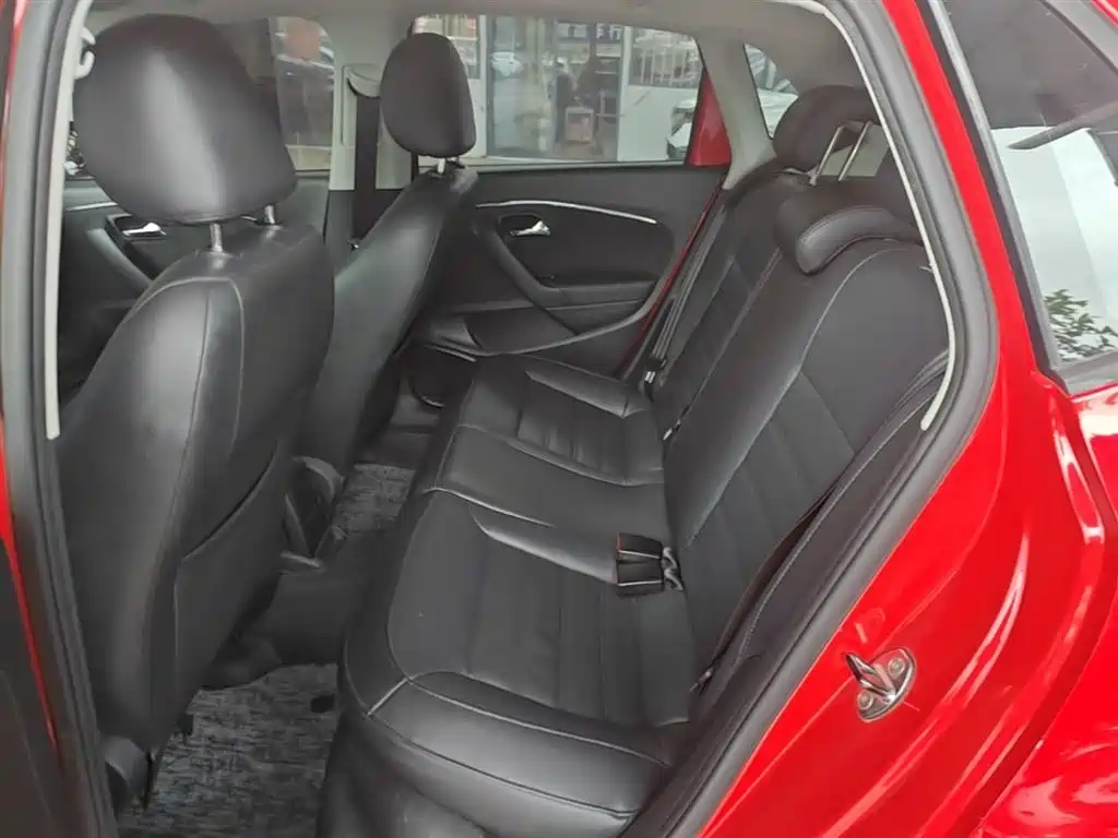 Volkswagen Polo 2014 1.6L Automatic Luxury Edition фото 17