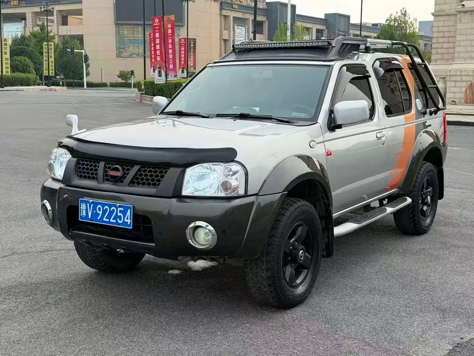 Photo 2 - Nissan Paladin