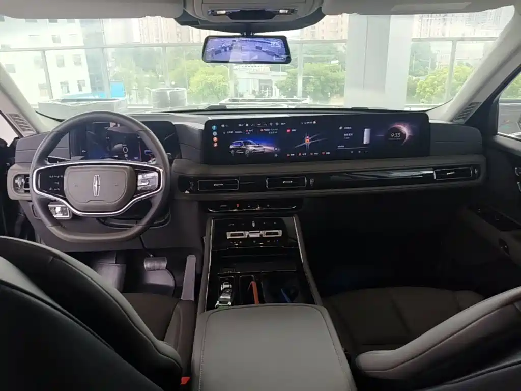 Photo 10 - Lincoln Aviator