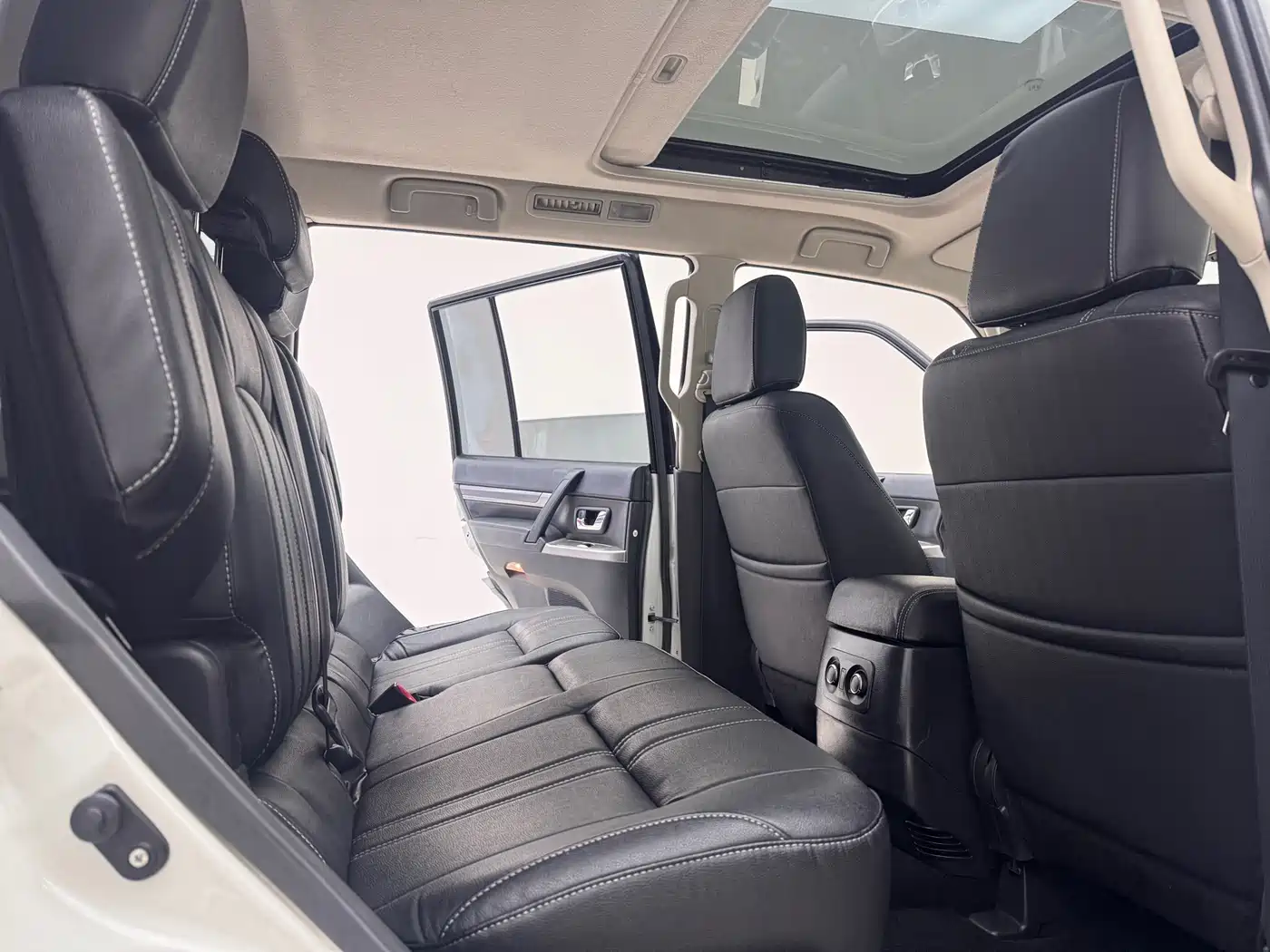 Mitsubishi Pajero (Import) 2018 3.0L Automatic Comfort Version фото 10