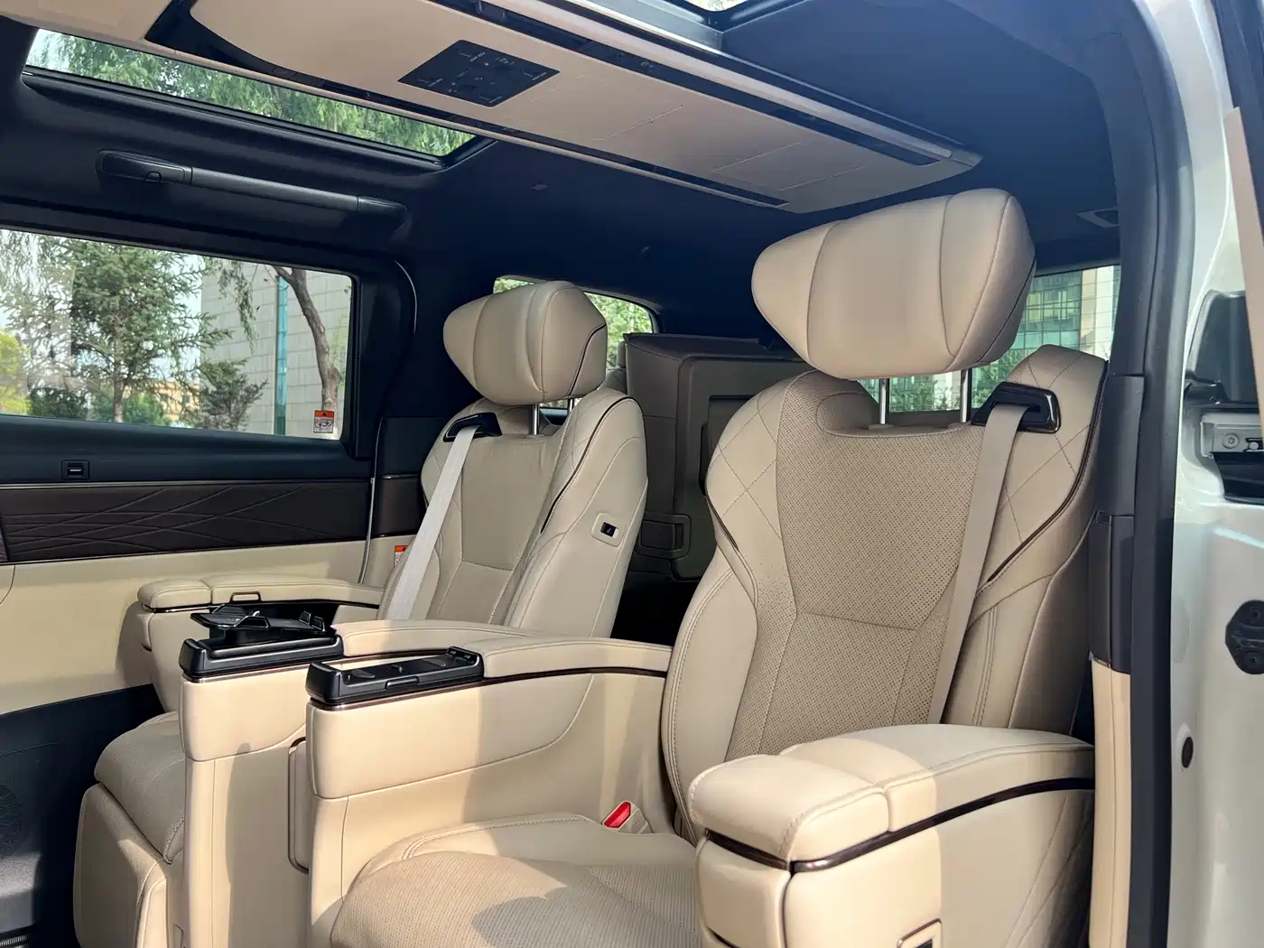 Toyota Vellfire 2025 Crown Hybrid 2.5L Ink Gold Executive Edition фото 8