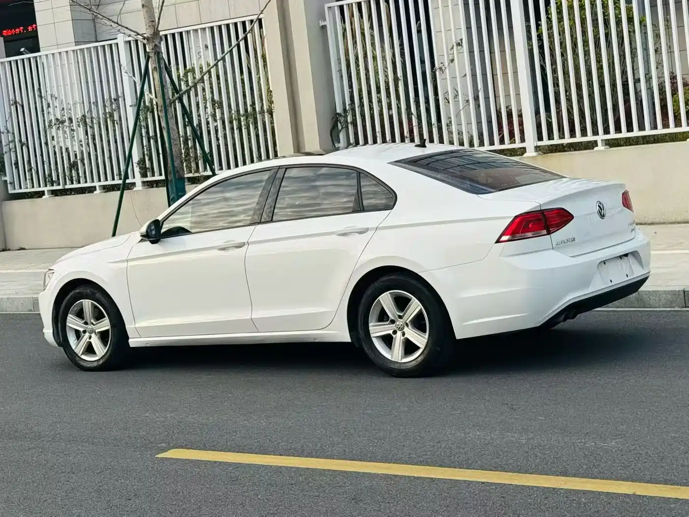 Volkswagen Lamando 2017 230TSI DSG Trend Edition фото 3