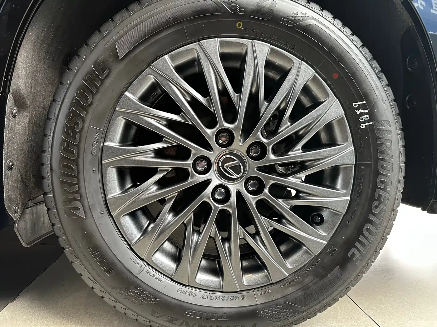 Lexus LM 2020 300h 4-Seat Imperial Edition фото 25