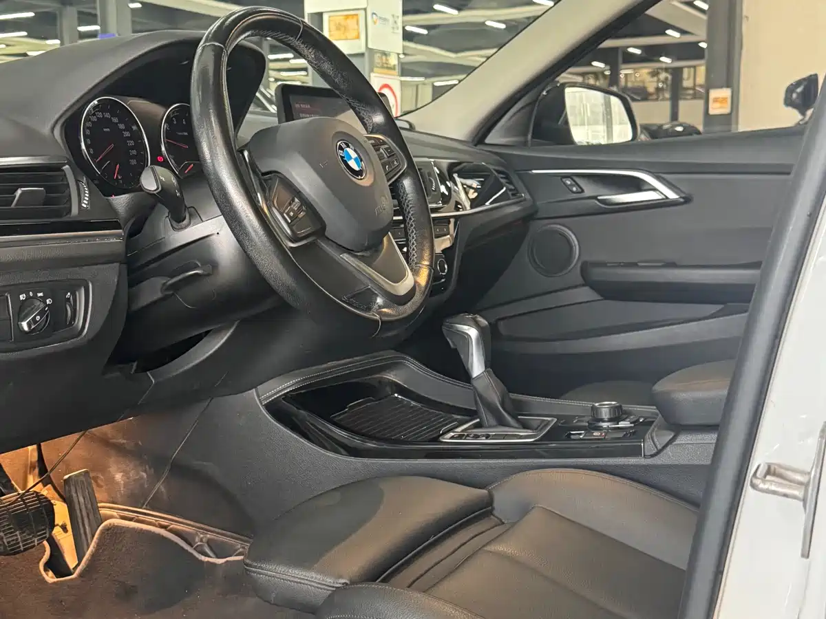 BMW 1 Series 2017 118i Sport фото 6