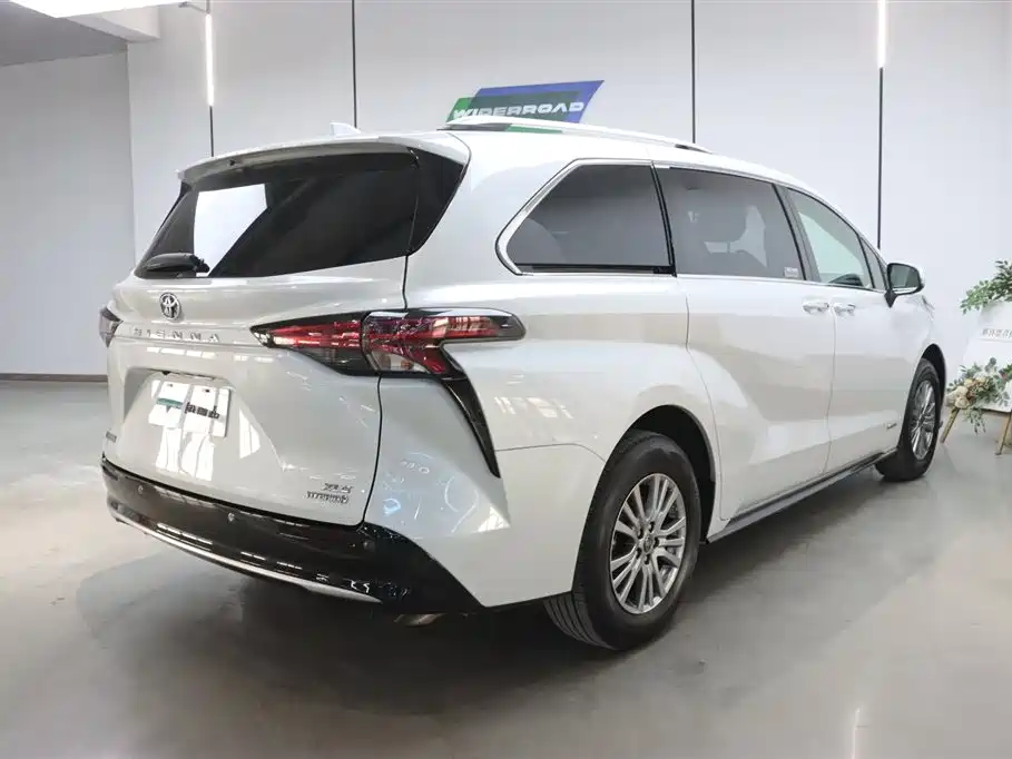 Toyota Sienna 2021 2.5L Hybrid Luxury Edition фото 4