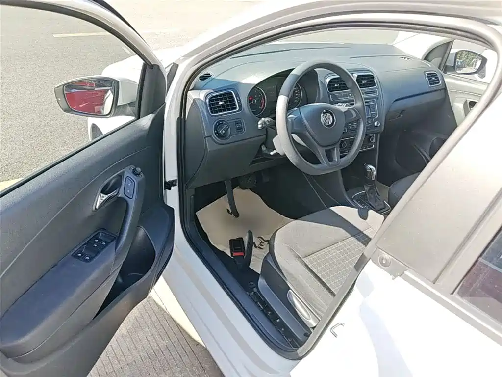 Volkswagen Polo 2014 1.6L Automatic Comfort Edition фото 16