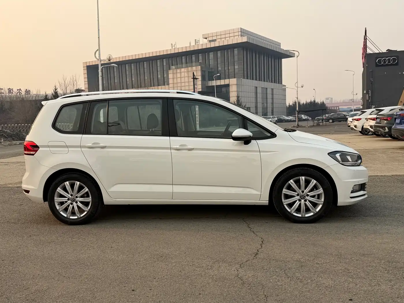 VOLKSWAGEN TOURAN