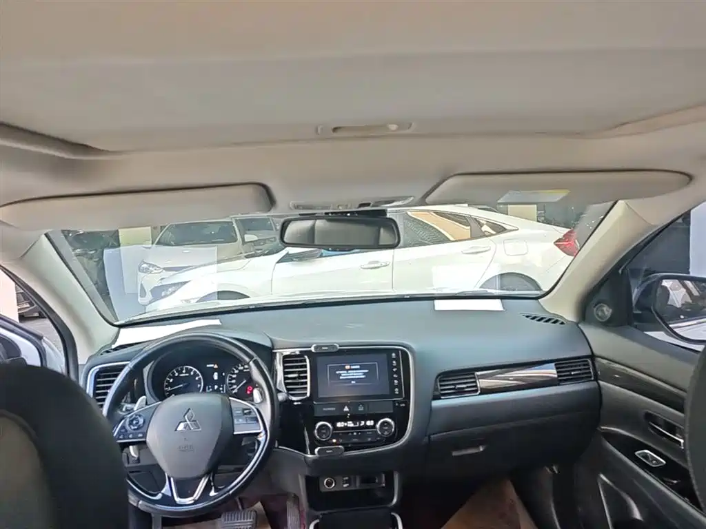 MITSUBISHI OUTLANDER