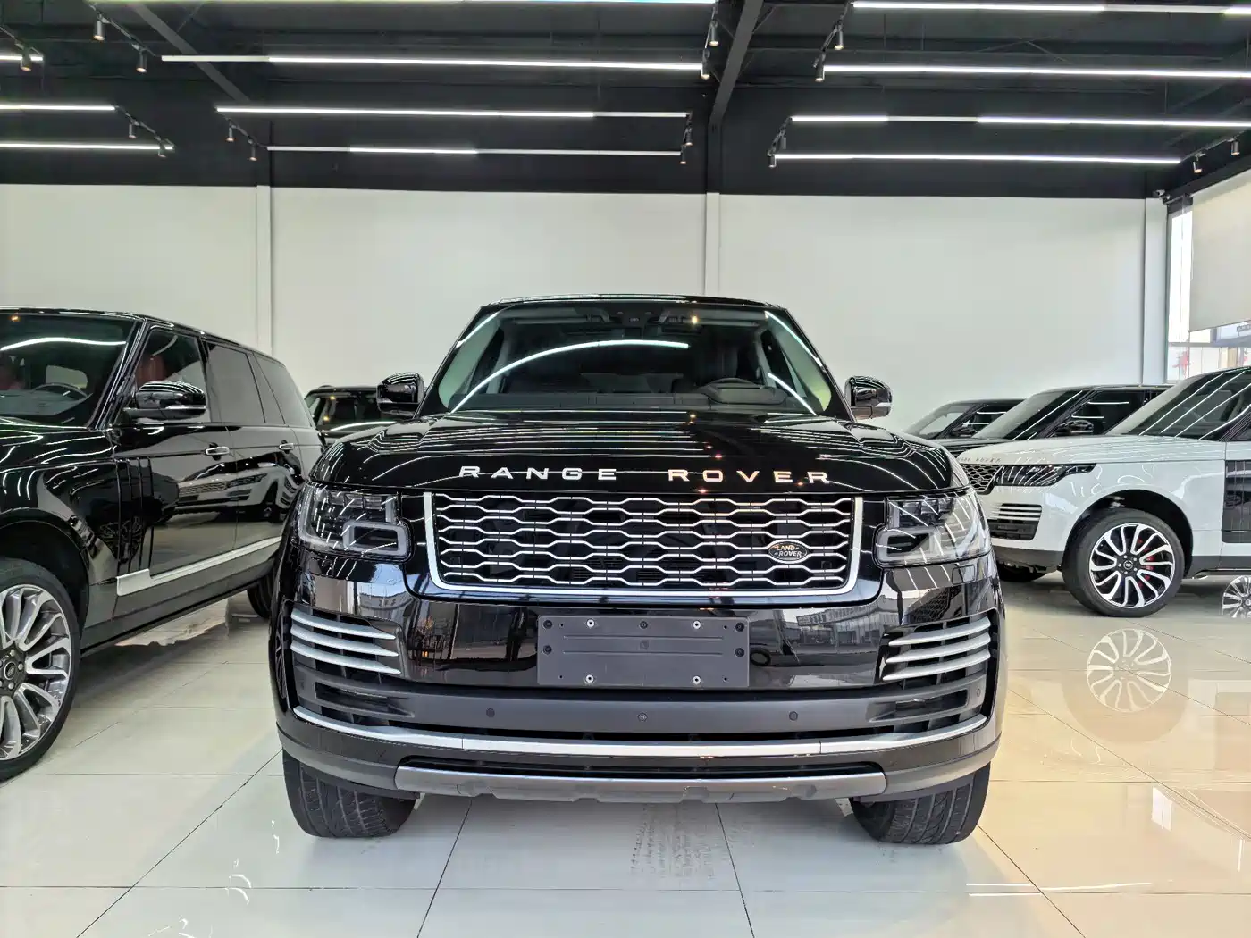 Land Rover Range Rover 2021 3.0 L6 Heritage Extended Classic Edition фото 5