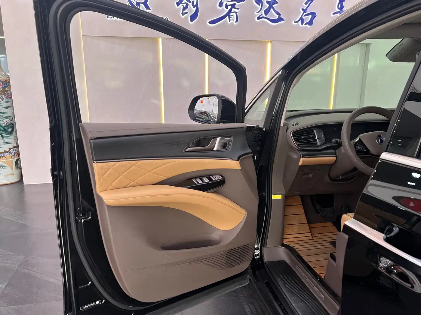 Denza D9 2022 DM-i 970 All-Wheel Drive Honor Edition фото 5