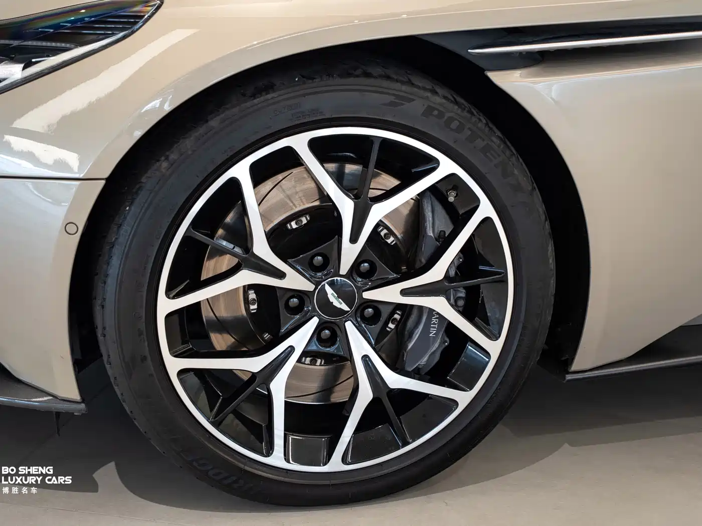 Aston Martin DB11 2019 4.0T V8 Volante фото 16