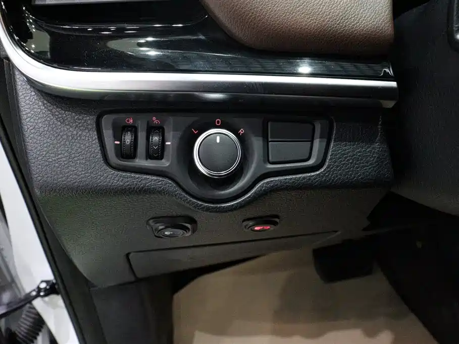 SAIC Maxus Maxus G20 2021 PLUS 2.0T Gasoline Automatic Luxury Edition фото 24