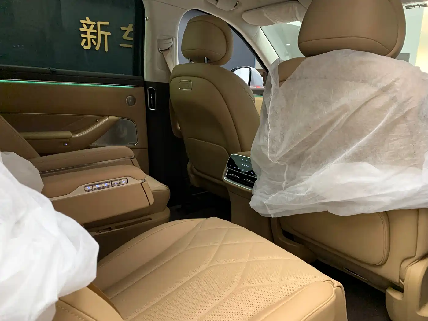 AITO Wenjie AITO M8 2025 Extended Range Ultra 53.4kWh 6-Seater фото 9