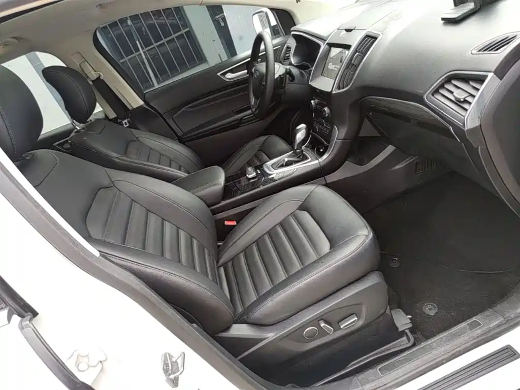 Фото 25 - Ford Edge