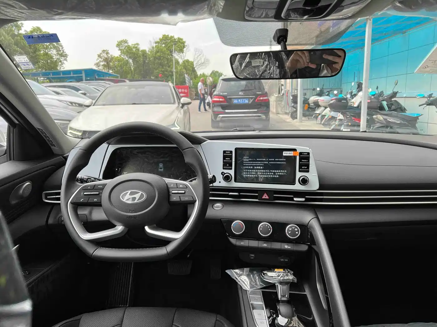Hyundai Elantra 2023 1.5L CVT GLX Elite Edition фото 12