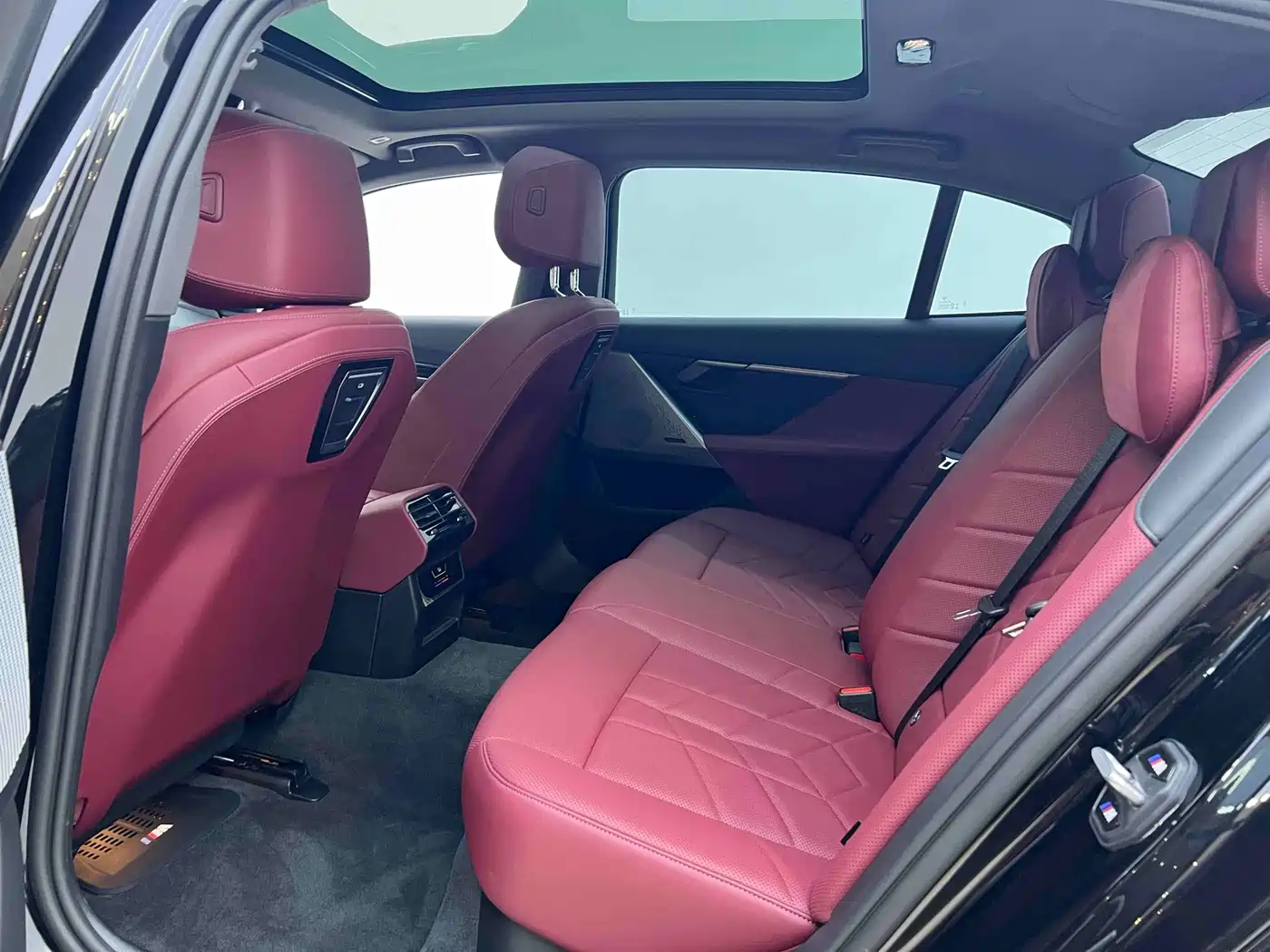 BMW 5 Series 2025 530Li Leading M Sport Package фото 21