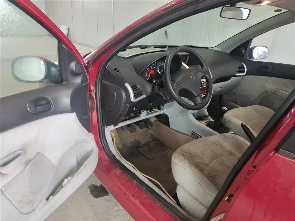 Peugeot 207 2011 Hatchback 1.4L Manual Joy Edition фото 16