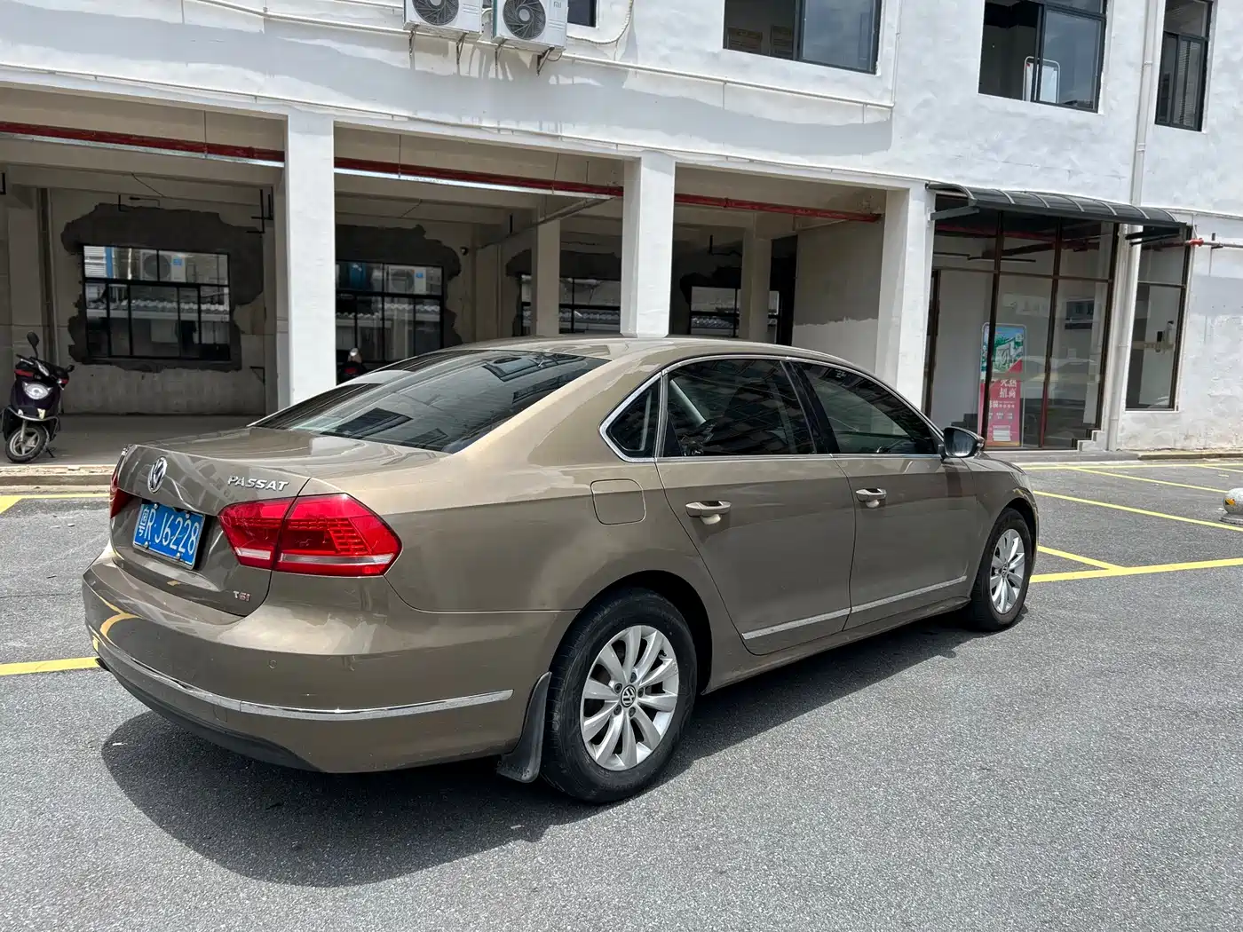 Volkswagen Passat 2014 1.8TSI DSG Luxury Edition фото 7