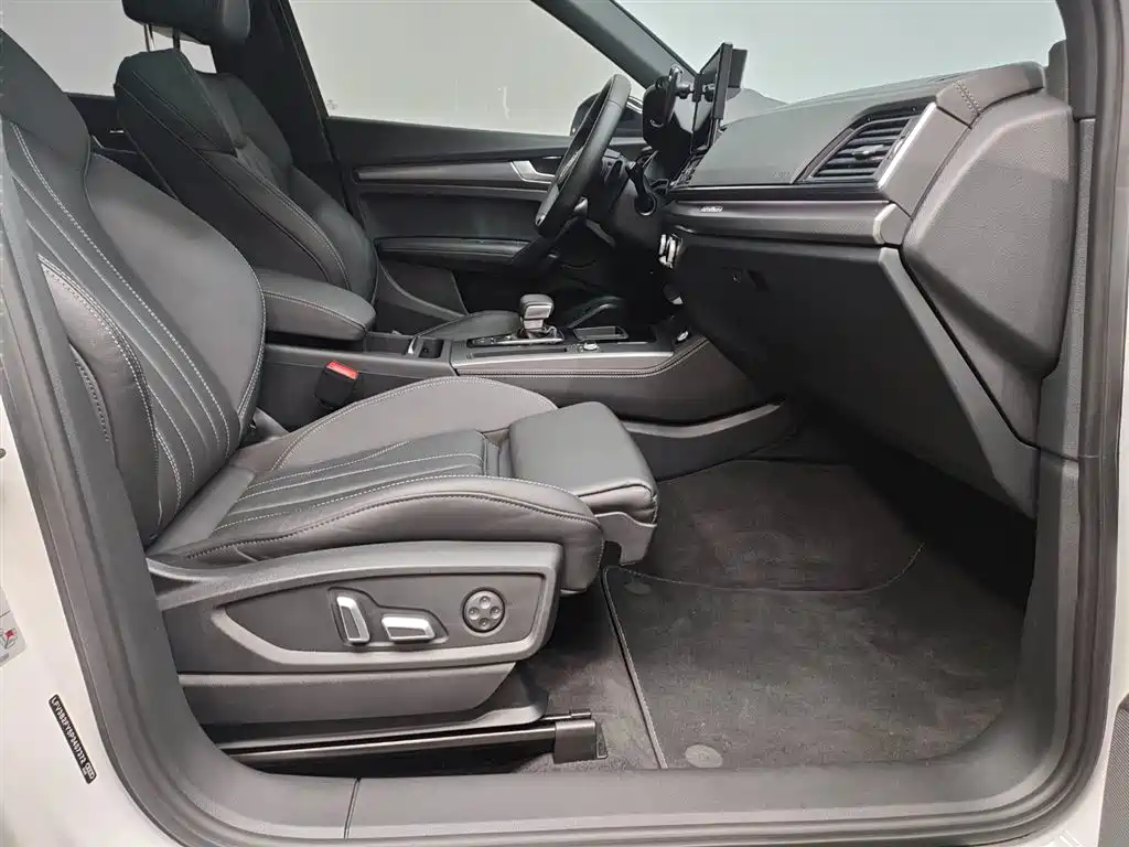 Audi Q5L 2024 Model 40 TFSI Luxury Dynamic фото 17