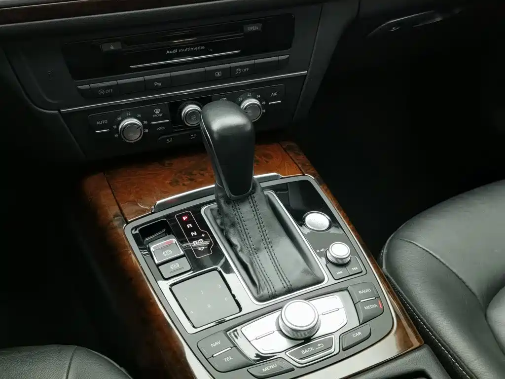 Фото 13 - Audi A6L