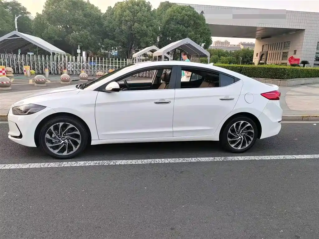Hyundai Elantra 2020 1.5L CVT Smart Style·Elite фото 3