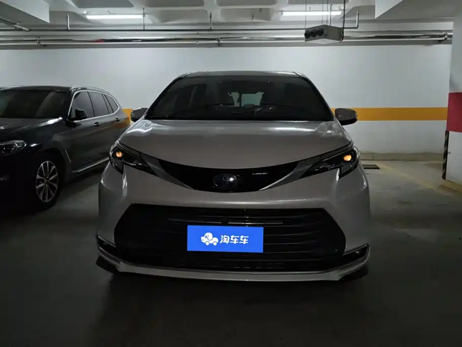 Toyota Sienna 2024 2.5L Hybrid Premium Edition фото 2