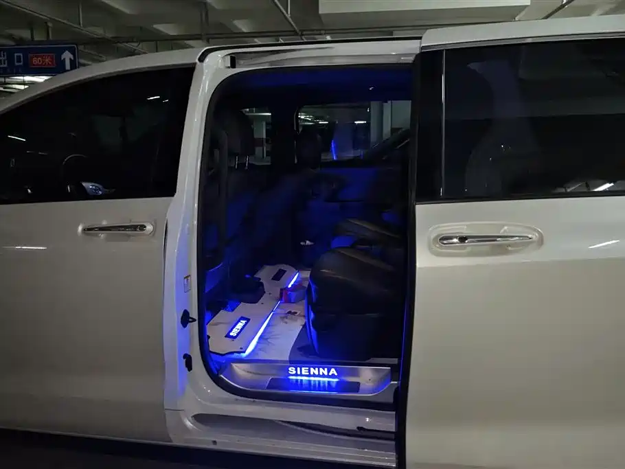 Toyota Sienna 2024 2.5L Hybrid Premium Edition фото 11