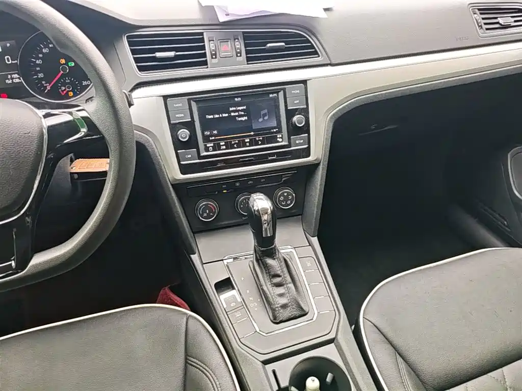 Volkswagen Lamando 2015 230TSI DSG Style фото 13