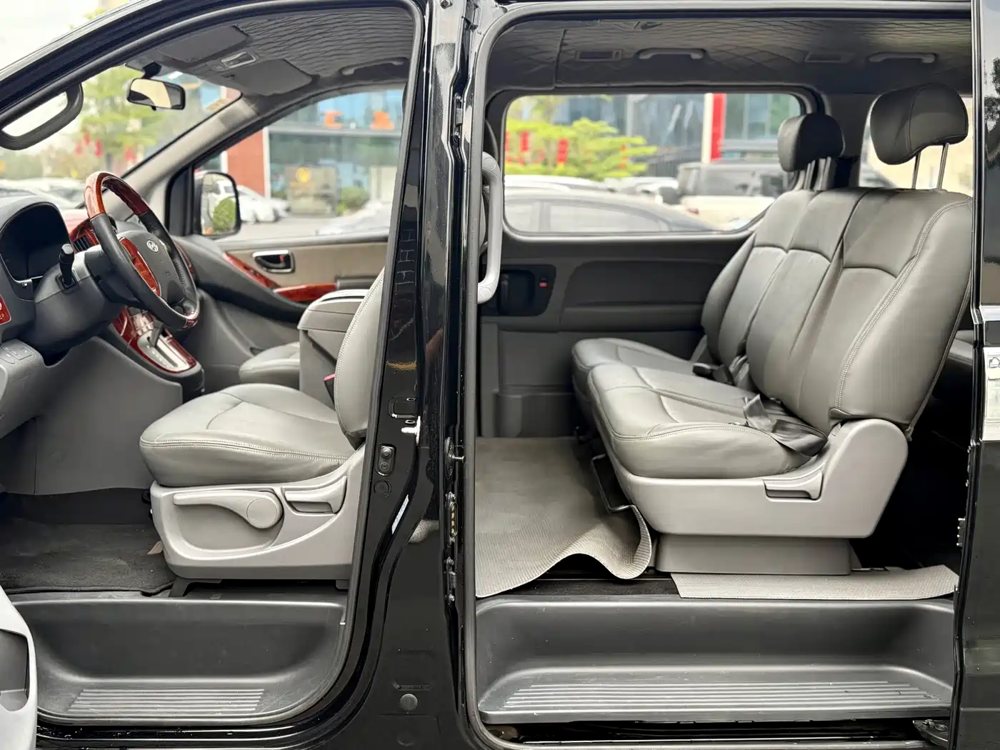 Hyundai H-1 Grand Starex 2011 2.4L Luxury Edition фото 9