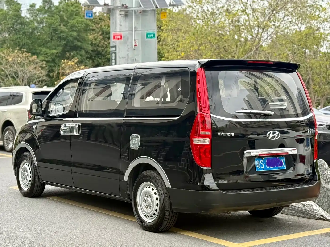 Hyundai H-1 Grand Starex 2011 2.4L Luxury Edition фото 5