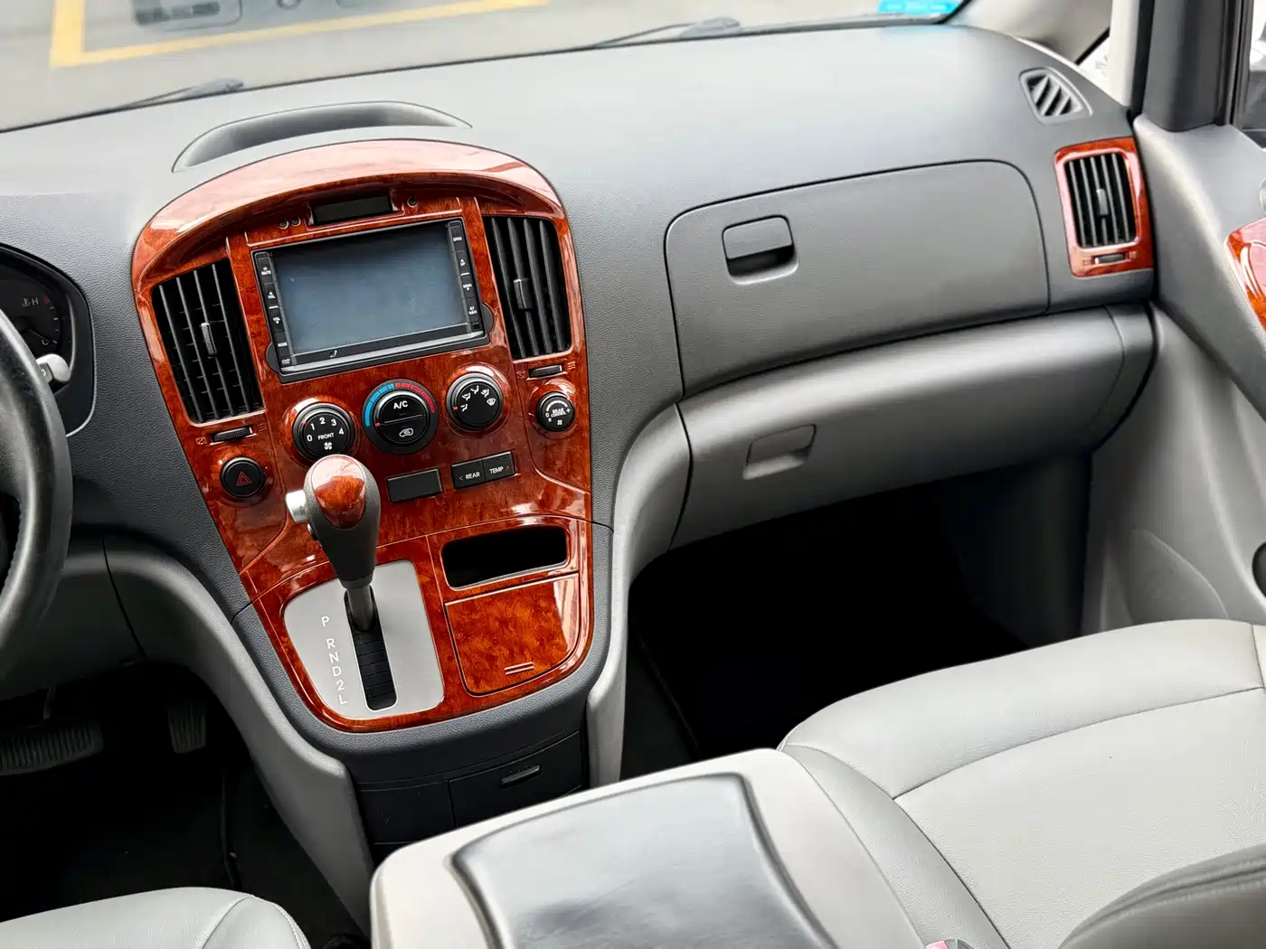 Hyundai H-1 Grand Starex 2011 2.4L Luxury Edition фото 14