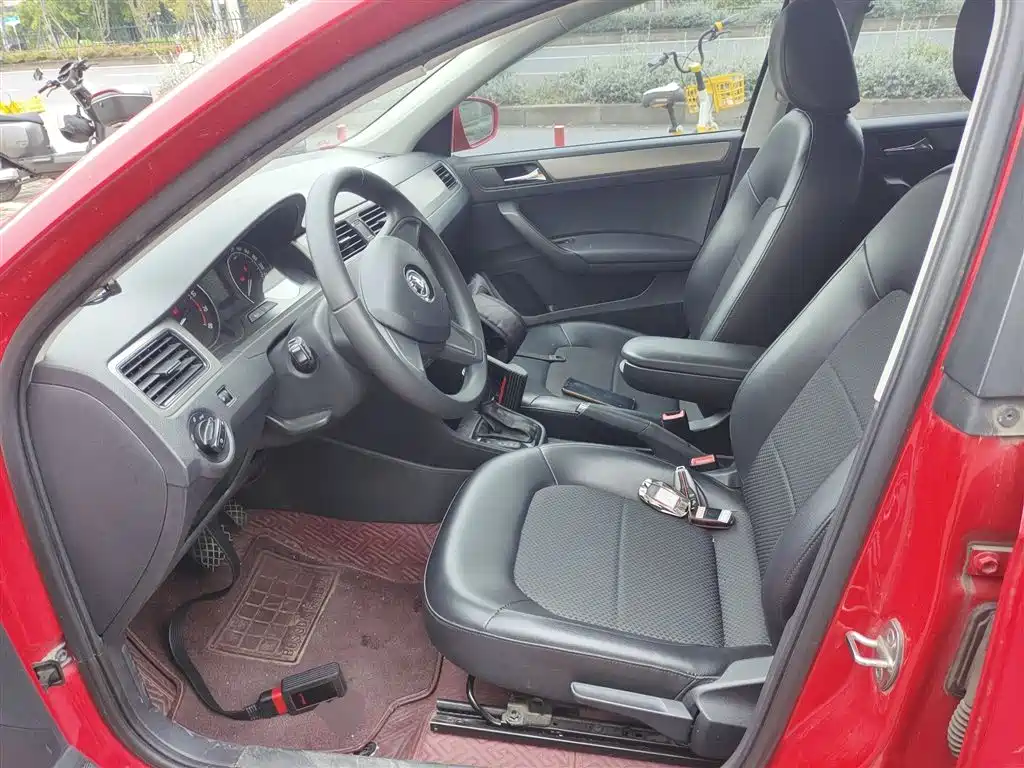 Škoda Skoda Rapid Spaceback 2014 1.6L Automatic Joy Edition фото 11